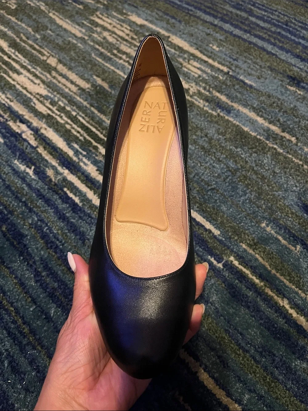 Naturalizer Black Leather Round-Toe Women’s Pumps